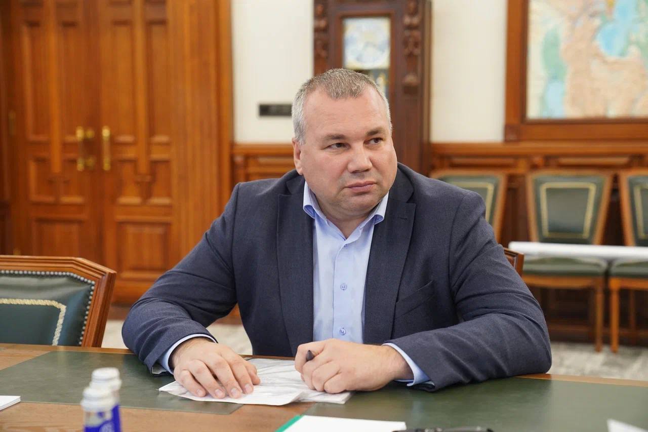 Глава Новокузнецка Денис Ильин доложил о ходе строительства городских объектов. Транспортная инфраструктура Реконструкция тоннеля Новоильинского района Завершено проектирование. До 15 августа проект будет на госэкспертизе. После завершения экспертизы будет объявлен конкурс на строительно-монтажные работы. Ремонт Запсибовского моста через реку Томь До 1 августа завершится экспертиза проектно-сметной документации. Сразу объявим конкурс на определение подрядчика. Жилищное строительство Установленный план по вводу жилья на 2025 год будет выполнен. В настоящее время сдано 50% от плана. Опубликован мастер-план микрорайона Водный. Изучаем мнение жителей. Отмечается ритмичная работа по возведению жилого комплекса на улице Тольятти. Высокие темпы строительства жилого комплекса на улице Макеевская в микрорайоне Дальнее Куйбышево Инфраструктурные проекты Ведется строительство пешеходного моста в Дальнем Куйбышево. Срок сдачи — конец октября. Идет проектирование набережной в Центральном районе. В сентябре проект будет представлен на госэкспертизу. Продолжается строительство школы на 1100 учащихся в микрорайоне Дальнее Куйбышево. Строители завершают подготовку котлована для устройства фундамента. Готовим к запуску к 1 сентября лицей № 114 на 1225 мест в квартале 45-46. Илья Середюк. Подписаться