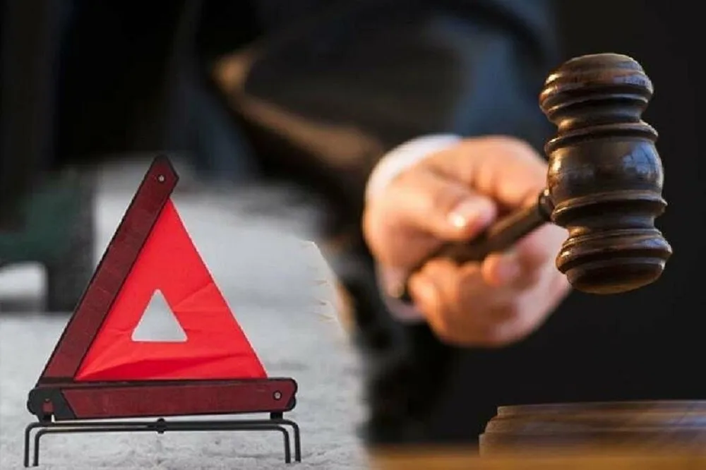 В Благовещенске суд удовлетворил требование прокурора в интересах несовершеннолетнего к виновнику ДТП о взыскании компенсации морального вреда Прокуратурой города Благовещенска проведена проверка по факту причинения вреда здоровью несовершеннолетнего в результате дорожно транспортного происшествия  Установлено что в феврале текущего года произошло ДТП мужчина выехал на перекресток на запрещающий сигнал светофора и совершил столкновение с автомобилем в котором находился 5 летний ребенок В результате ДТП несовершеннолетнему пассажиру причинены телесные повреждения Виновник ДТП был привлечен к административной ответственности по ч 1 ст 12 12 КоАП РФ и ему назначено наказание в виде административного штрафа в размере 1500 рублей Прокуратура города Благовещенска направила в суд исковое заявление о взыскании с виновника ДТП компенсации морального вреда причиненного в результате ДТП  Суд удовлетворил исковые требования надзорного органа оценив моральный вред в 130 тыс рублей Решение суда в законную силу не вступило Прокуратура Амурской области в MAX Telegram VK