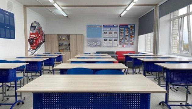 Математика и физика на рабочем месте: в Архангельской области создают инженерные классы С 1 сентября 2025 года в Архангельской области откроют 53 новых инженерных класса. Ребята будут обучаться по ключевым для региона направлениям: судостроение, лесная и дорожная отрасли, IT-технологии и информационная безопасность, физико-технические науки, автоматизация производств и агроинженерия.