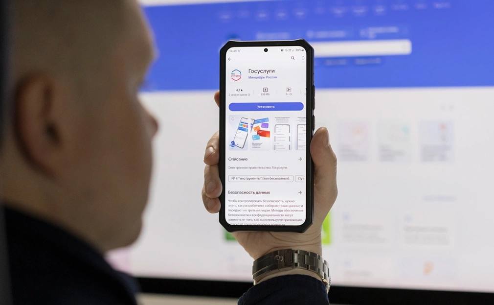 Налоговые уведомления по умолчанию будут поступать на Госуслуги Это следует из поправок к налоговому законопроекту правительства Второе чтение запланировано на завтра Вносятся изменения в ст 52 Налогового кодекса Сейчас приоритетный порядок получения таких уведомлений физлицами личный кабинет налогоплательщика На портал Госуслуг уведомление может прийти если налогоплательщик специально изъявил такое желание подключил услугу Новый порядок подразумевает что наряду с личным кабинетом налоговые уведомления по умолчанию будут рассылаться на Госуслугах если только налогоплательщик специально не отказался их получать в таком виде Речь идет об уведомлениях об уплате имущественных налогов и НДФЛ в тех случаях когда он не удерживается налоговым агентом в частности налог на доходы по вкладам Фото Михаил Гребенщиков РБК РБК в Telegram MAX