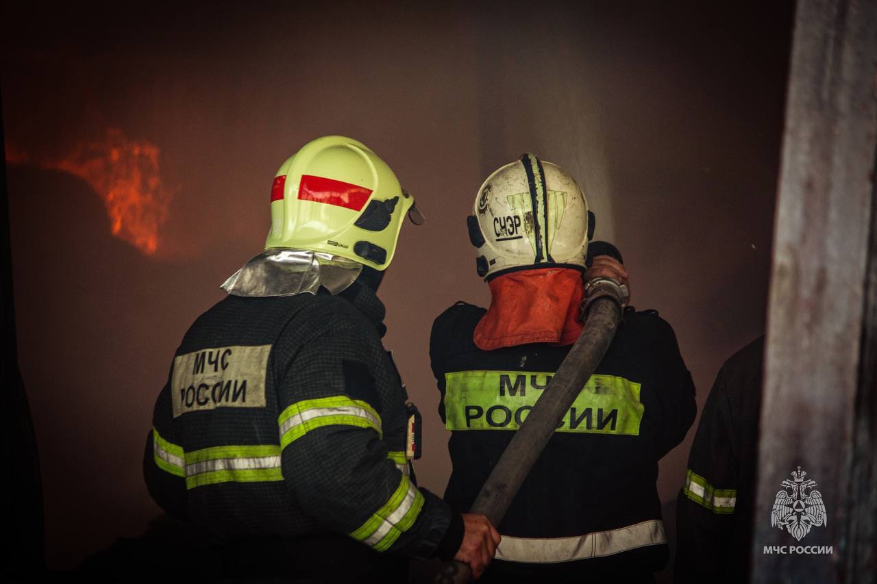 В Краснодаре на пожаре погиб человек  Сообщение о пожаре по ул. 2-й проезд Талалихина поступило вечером 20 января. Оперативно прибывшие подразделения МЧС России установили,что произошло возгорание на площади 60м2 в частном доме. Вскоре пожар был ликвидирован.    К сожалению, на месте пожара был обнаружен погибший.   Предварительной причиной пожара стало неосторожное обращение с огнем.  МЧС России рекомендует:  не оставляй без внимания источники открытого огня;  убедись в правильном обращении с огнем при розжиге печи;  установи пожарный извещатель, его звуковой сигнал своевременно оповестит об опасности и спасет твою жизнь .    Ваша безопасность - ваша ответственность!  #МЧСКубань #пожар #погибшие          Подпишись еще на:   ВК   ОК   Дзен   Youtube   Rutube