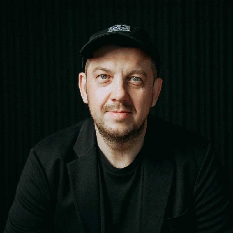 Сергей Бобунец станет хэдлайнером акции «Светает» на Ural Music Night Музыкант исполнит хиты «Смысловых Галлюцинаций» и сольные песни 27 июня на Октябрьской площади. А на рассвете — споет серенаду Трубадура из мультфильма «Бременские музыканты» со строчками «Ночь пройдёт, наступит утро ясное». В последнее время Сергей Бобунец активный участник различных патриотических фестивалей. Например, в апреле 2022 года он принял участие в патриотическом марафоне «За Россию». Также он активно критикует уехавших и забаненных артистов. Например, Бобунец называл Макаревича «старым, брюзжащим стариком в Израиле». Не стеснялся уральский рокер критиковать Юрия Шевчука и Аллу Пугачеву. Новости Екб тут