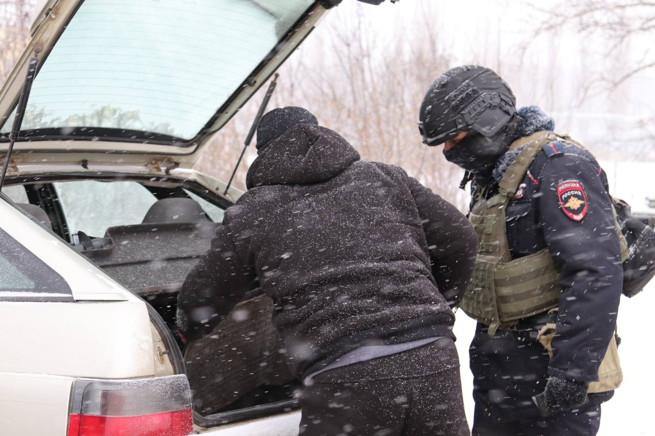 В Октябрьском районе на стационарном посту полиции организованном в рамках реализации правового режима КТО задержан 66 летний мужчина перевозивший взрывоопасные предметы Сотрудниками полиции был остановлен автомобиль марки ГАЗ для проверки документов При осмотре салона и грузового отсека авто были обнаружены предметы внешне визуально схожие со взрывными устройствами Их изъяли и направили на экспертизу Экспертами криминалистами установлены множество составляющих частей к боеприпасам и взрывных устройств За незаконное приобретение хранение и перевозку взрывчатых веществ и взрывных устройств в отношении мужчины возбуждено уголовное дело по признакам состава преступления предусмотренного ч 1 ст 222 1 УК РФ