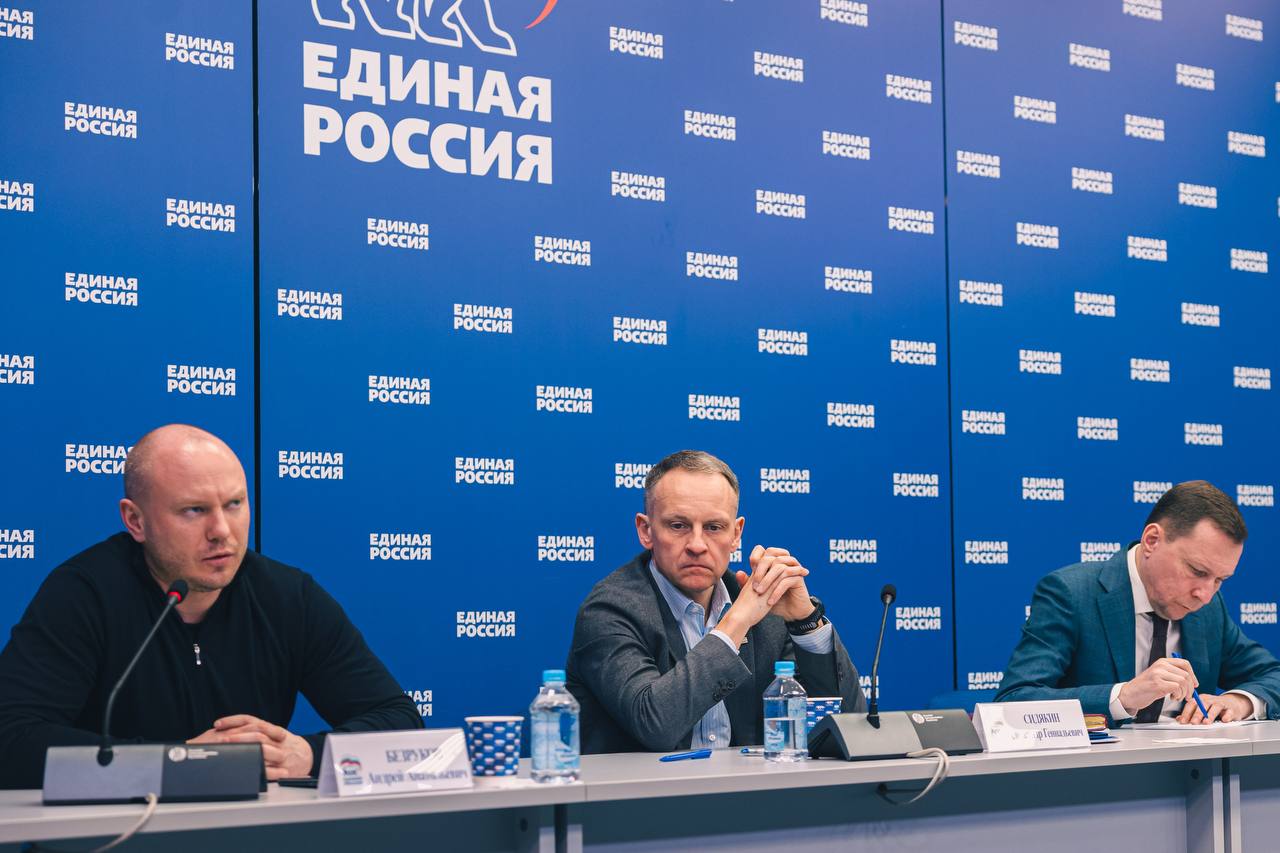 Владимир Путин подписал закон о налоговых льготах для производителей беспилотников.   Льгота будет распространяться на беспилотники массой от 0,15 до 30 кг, поскольку для более тяжелых платформ обнуленная ставка НДС уже применяется.   Освобождены от НДС и ввозимые на территорию России двигатели, запасные части и комплектующие, предназначенные для строительства, ремонта и модернизации БПЛА.  Этот шаг стал результатом совместной работы Единой России, ЦБСТ и  разработчиков.   Телеграм-канал «Тезис»