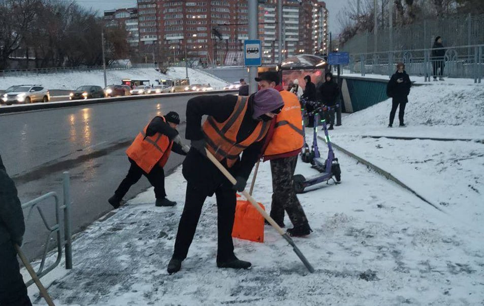 В Красноярске проводится активная уборка снега, чтобы не допустить гололедицы  Тротуары начали очищать еще ночью, используя малую технику. Механическая уборка проводится быстро, но не все тротуары позволяют оборудованию проехать по ним.  Днем подключились бригады ручного труда. Рабочие с метлами убирают снег не так быстро, но чисто. Всего на уборку вышло работать более 100 единиц спецтехники, сообщает УДИБ.