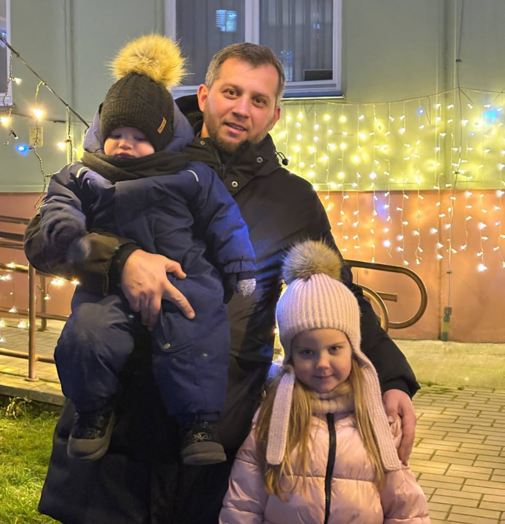 Председатель товарищества собственников на Пролетарской создал новогоднюю сказку во дворе В Гродно есть двор где Новый год чувствуется особенно сильно Жильцы дома 6 на улице Пролетарской превратили фасад в сияющий арт объект Гирлянды оплетают здание создавая ощущение праздника для всех прохожих Кто стал инициатором этого преображения как объединились соседи и какова цена такой сказочной иллюминации в нашем материале    Поддержать канал бустами Inst TikTok ВК OK FB