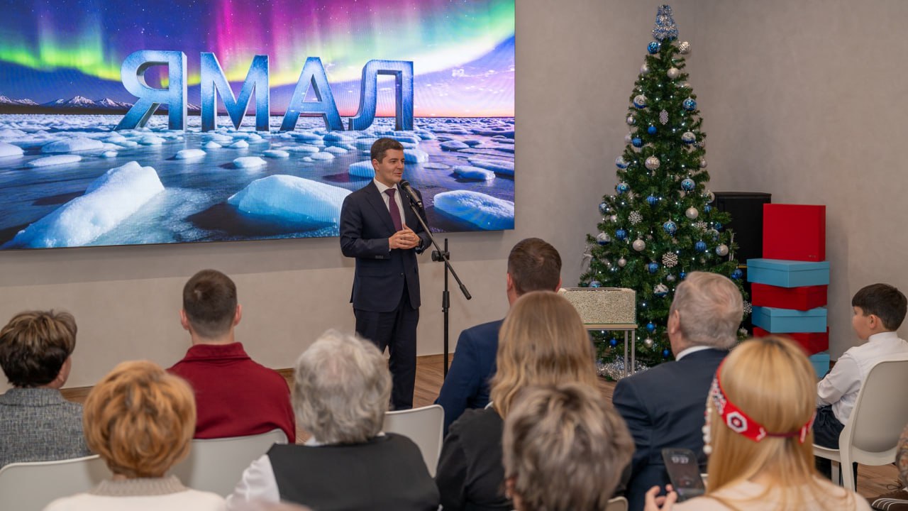 В Тюмени открылся Дом Ямала Губернатор ЯНАО Дмитрий Артюхов открыл новое пространство для ямальцев живущих в Тюменской области В Доме Ямала есть коворкинг творческие студии и залы для встреч Здесь смогут общаться ветераны и студенты реализовывать проекты и сохранять связь с родным регионом Открытие приурочили к 95 летию Ямала Фото пресс служба губернатора ЯНАО