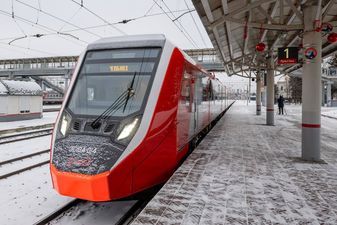 Год в пути Финисты перевезли четверть миллиона пассажиров между Челябинском и Екатеринбургом Первые электрички по маршруту Челябинск Каменск Уральский Екатеринбург были запущены 15 декабря 2024 года За год курсирования между столицами двух регионов Финисты перевезли почти 250 тыс пассажиров Чаще всего ездили в праздники с 28 декабря по 8 января пассажирами электрички стали более 10 тыс человек Поезда курсируют ежедневно Отправление время местное из Челябинска в 07 13 прибытие в Екатеринбург в 11 20 из Екатеринбурга в 18 25 прибытие в Челябинск в 22 32 Электропоезда Финист оборудованы всем необходимым для комфортной и безопасной поездки системой климат контроля эргономичными сиденьями индивидуальными USB розетками санитарными модулями подъёмником и креплениями для инвалидных колясок и т д Билеты в мобильных приложениях РЖД Пассажирам и ПроТранспорт сайте svrpk ru в пригородных кассах и терминалах самообслуживания Действуют все виды льгот