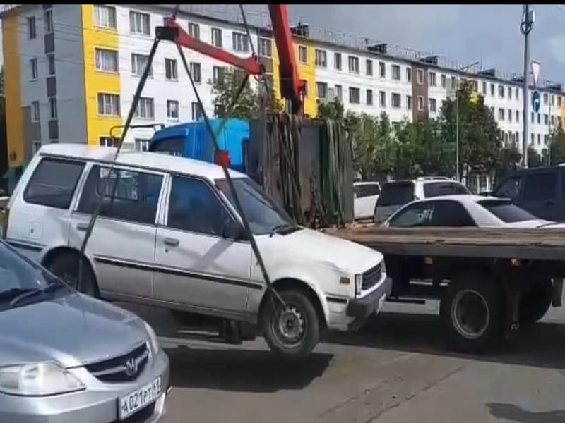 Камчатского водителя привлекли к ответственности за поездки без прав Жителю Камчатки грозит крупный штраф за неоднократные поездки на автомобиле без прав сообщили РАИ КАМЧАТКА ИНФОРМ в краевой Госавтоинспекции Сотрудники Госавтоинспекции остановили автомобиль Ниссан АД за рулем которого находился 58 летний мужчина При проверке выяснилось что водитель не имеет прав на управление транспортным средством и уже неоднократно привлекался за аналогичное нарушение Мужчину отстранили от вождения а иномарку поместили на специализированную охраняемую стоянку В отношении автолюбителя составлен административный материал по ч 1 ст 12 7 КоАП РФ Управление транспортным средством водителем не имеющим права управления Мужчине грозит штраф до 15 000 рублей КАМЧАТКА ИНФОРМ новости Камчатки в Telegram Фоторепортажи и эксклюзивные материалы на kamchatinfo com НАПИСАТЬ НАМ