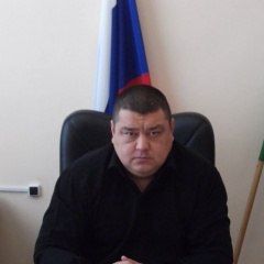 Октябрьский городской суд вынес приговор экс главе Бижбулякского межрайонного суда Марселю Багаутдинову Его признали виновным в посредничестве при передаче взятки ч 2 ст 291 1 УК РФ и приговорили к 4 годам 6 месяцам лишения свободы в колонии общего режима Как установлено следствием в 2022 году Багаутдинов по просьбе знакомого бизнесмена фигуранта уголовного дела о хищении согласился выступить посредником Он взял у бизнесмена 100 тысяч рублей чтобы передать их следователю районного отдела полиции за прекращение уголовного преследования Однако правоохранитель отказался от денег Судья успел передать лишь половину суммы оставив себе 50 тысяч рублей Помимо лишения свободы экс судье назначили штраф в десятикратном размере взятки а также запретили на два года занимать определенные должности Его полномочия были досрочно прекращены ещё в августе 2023 года решением квалификационной коллегии судей Башкирии за дисциплинарный проступок Уголовное дело в отношении Багаутдинова было возбуждено после личного обращения главы СКР Александра Бастрыкина В апреле 2025 года судья был задержан  Обратная связь  Подписаться  Подписаться в MАХ