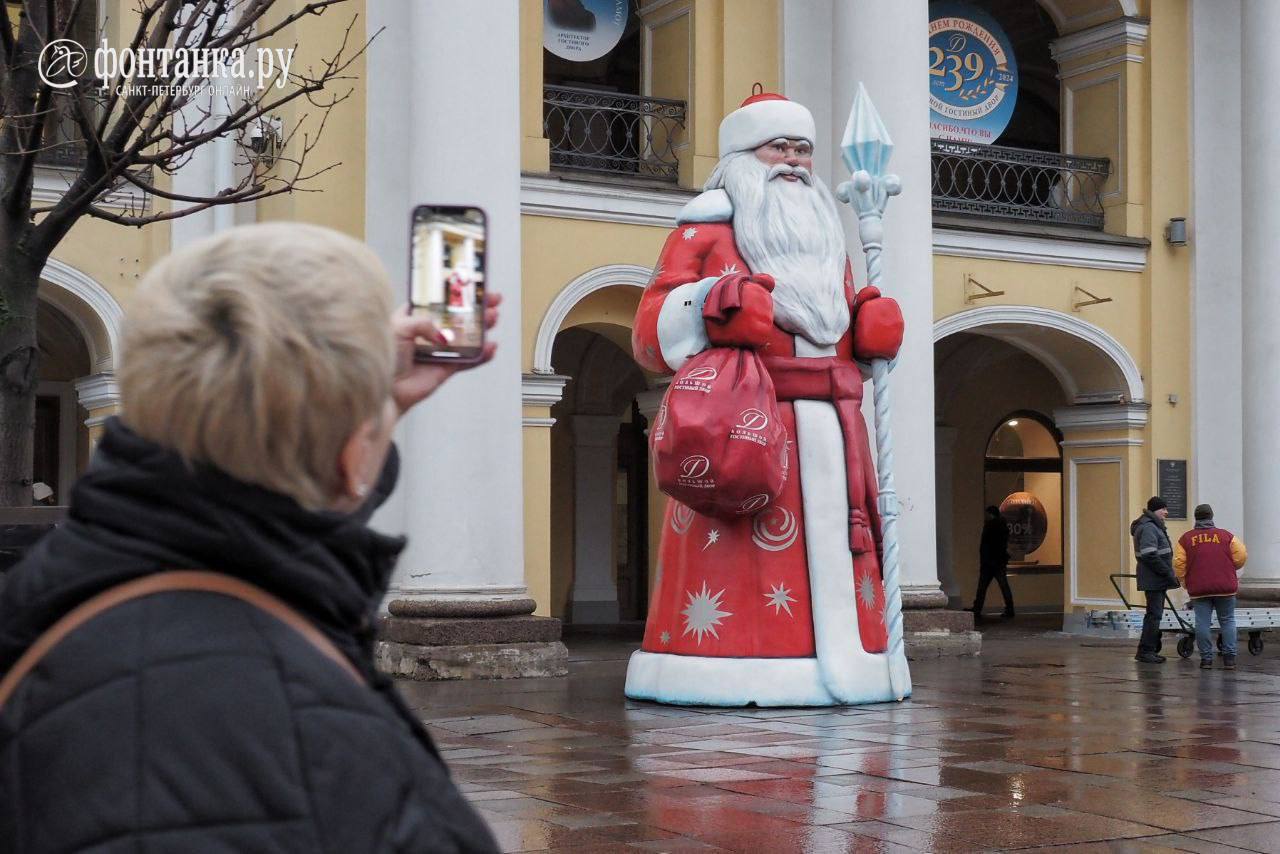 В центре Санкт-Петербурга уже установили крупную фигуру Деда Мороза.  Главного новогоднего персонажа разместили на Невском проспекте у Гостиного двора. Позже рядом с ним планируется установить елку.  До нового года 49 дней.   Михаил Огнев/«Фонтанка.ру»     – жми тут   #спб #питер #петербург