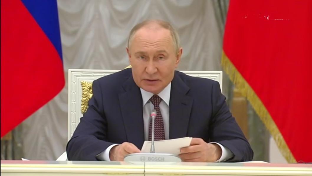 Владимир Путин поощрил трех жителей Тюменской области Медалью ордена "За заслуги перед Отечеством II степени" награжден главный врач Федерального центра нейрохирургии Альберт Суфианов. Почетное звание "Заслуженный врач Российской Федерации" присвоено главному врачу Медицинского центра "Медар" Рафису Ахметьянову. Почетное звание "Заслуженный работник физической культуры Российской Федерации" присвоили старшему тренеру Центра спортивной подготовки и проведения спортивных мероприятий Тюменской области Максиму Кугаевскому. Соответствующий указ подписал президент России Владимир Путин. Документ размещен на портале правовой информации.