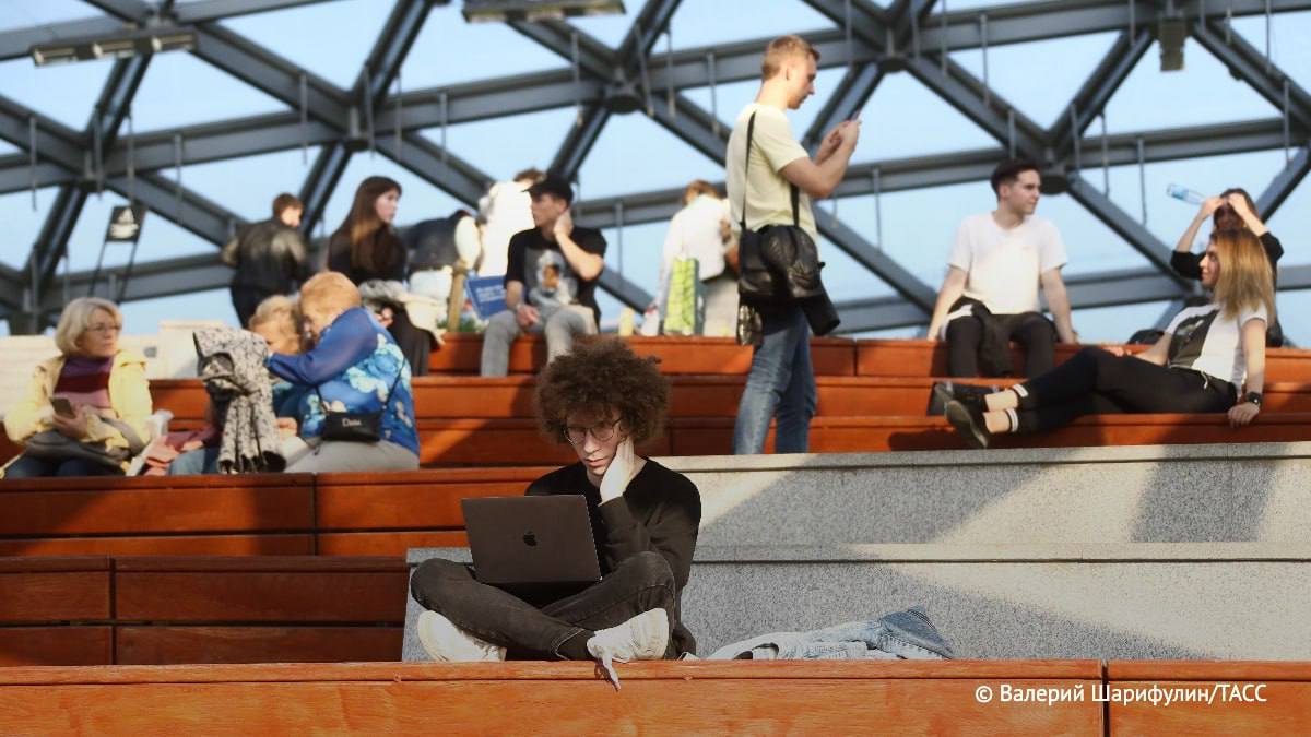 Число платных мест по модным творческим специальностям таким как дизайн которые возникали в вузах на пике популярности может уменьшиться с вступлением закона о регулировании Минобрнауки платного обучения Таким мнением поделился с ТАСС ректор НГУ Михаил Федорук Также ограничения могут затронуть технические специализированные вузы где открыты не характерные для них направления такие как юриспруденция экономика бизнес и гуманитарные науки   Подписаться на ТАСС Сибирь