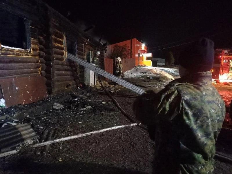 В Кунгуре девочка-подросток погибла в пожаре. Об этом сообщили в СУ СК России по Пермскому краю.  Следком сообщает, что пожар произошел в частном доме в селе Ергач под Кунгуром. Девочке было 16 лет.  По предварительной информации, деревянный одноэтажный дом загорелся ночью 11 октября. Когда начался пожар, находившийся в доме 52-летний мужчина разбудил своих дочерей 2008 и 2014 года рождения. Десятилетнюю девочку он взял на руки и вместе с ней через окно выбрался из дома, сказав 16-летней дочери идти за ними.  Девочка решила выбраться из дома через дверь — пробираясь к ней, получила сильные ожоги, несовместимые с жизнью. Ее тело нашли, пока тушили огонь.    Подписаться   Прислать новость