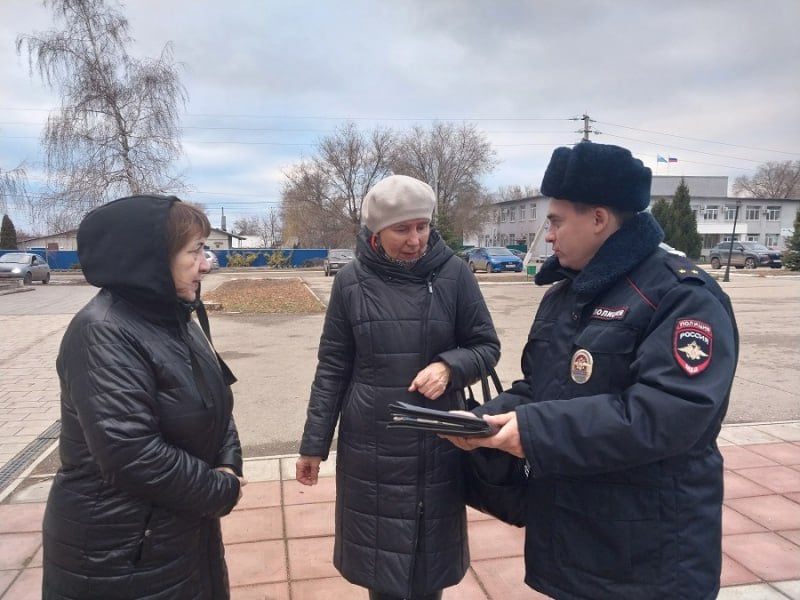 В Самарском регионе участковые уполномоченные полиции и общественники провели профилактические беседы с населением  В Приволжском районе, с целью профилактики мошеннических действий, участковые уполномоченные полиции совместно с председателем Общественного совета при территориальном органе внутренних дел Еленой Деминой провели акцию с населением: «Осторожно, телефонные мошенники!». В ходе мероприятия сотрудники полиции рассказали о распространенных схемах, которые используют злоумышленники.