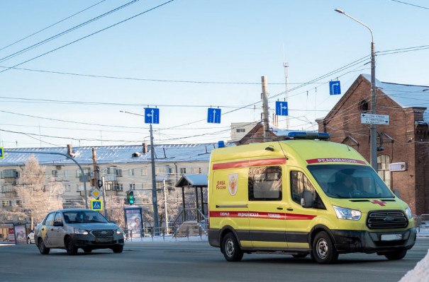 Четыре человека погибли в аварии с грузовиком в Челябинске   По неустановленным пока причинам иномарка выехала на встречку и залетела под тягач.