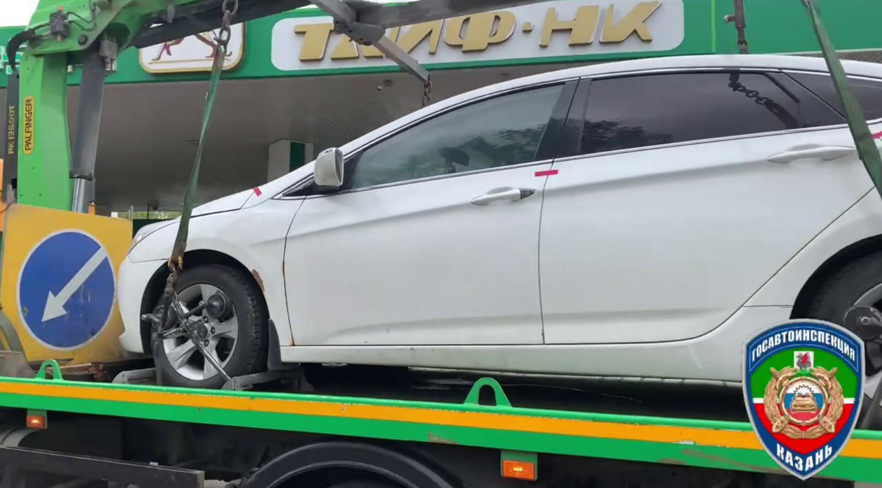  В Казани пойман уроженец Таджикистана с поддельным водительским удостоверением В минувшие праздники автоинспекторы в Казани поймали 34-летнего уроженца Таджикистана за рулем Hyundai i40. Полицейские обнаружили у него водительское удостоверение с явными признаками подделки. При этом водитель не предъявил документы на право пребывания на территории РФ. Мужчину доставили в отдел полиции, водительское удостоверение отправлено на экспертизу. Подпишитесь: