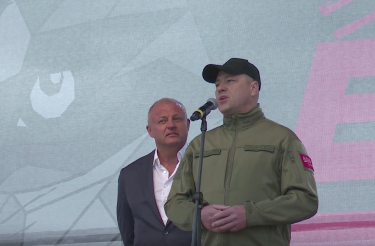 Губернатор Псковской области Михаил Ведерников, открывая Чемпионат и Первенство Псковской области по практической стрельбе "Время Героев", отметил, что в этом году число участников увеличилось более чем в два раза, с 300 до 700. Глава региона пожелал спортсменам спортивной удачи и не забывать о безопасности. В этом году соревнования посвящены 80-летию Великой Победы.