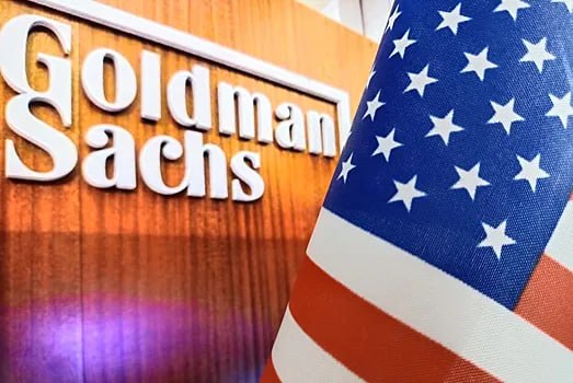 Глава Goldman Sachs предсказал нестабильность экономики США Руководитель Goldman Sachs Дэвид Соломон охарактеризовал экономику США как хрупкую, подчеркнув влияние изменений, которые могут как способствовать, так и препятствовать росту, пишет Financial Times.  По его словам, экономика США находится в хрупком состоянии, передает ТАСС.  Он отметил, что экономика страны переживает «настоящий коктейль из изменений», некоторые из которых могут поспособствовать экономическому росту, а другие замедлить его. Соломон подчеркнул важность балансировки этих изменений для дальнейшего развития.  В беседе с газетой он выразил «исключительно оптимистичное» настроение в отношении дальнейшего экономического развития, надеясь на дерегулирование рынка, обещанное избранным президентом Дональдом Трампом, которое станет катализатором бизнес-инвестиций.