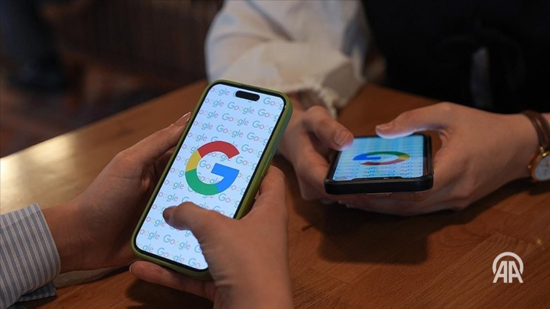 Google признал, что не смог отправить раннее предупреждение 10 млн человек перед землетрясениями в Кахраманмараше      В заявлении компании говорится, что во время землетрясений, произошедших в феврале 2023 года, система Android для предупреждения о землетрясениях сработала некорректно    Согласно установленным параметрам, система должна была отправить предупреждение самого высокого уровня примерно 10 млн человек, находившимся на расстоянии 157 км от эпицентра    Однако, несмотря на то что система была активна в тот день, она не смогла функционировать в предусмотренном масштабе и не предупредила пользователей о землетрясениях, «недооценив их магнитуду»  ↘ Подробнее на нашем сайте: v.aa.com.tr/3644348    24/7 в сутки с Агентством «Анадолу»