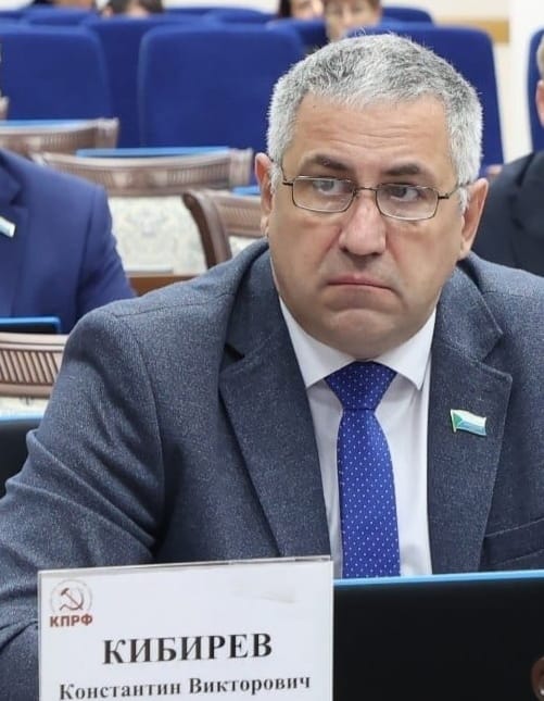 Хабаровский краевой комитет КПРФ Руководительфракции КПРФ в Законодательной Думе Хабаровского края Константин Кибирев внеспроект обращения Законодательной Думы Хабаровского края к ПравительствуРоссийской Федерации с просьбой пересмотреть решение об увеличенииутилизационного сбора КПРФ считает что необходимо более рационально подходить к таким мерам которые ограничивают конкуренцию и могут негативно влиять на благосостояние простых граждан