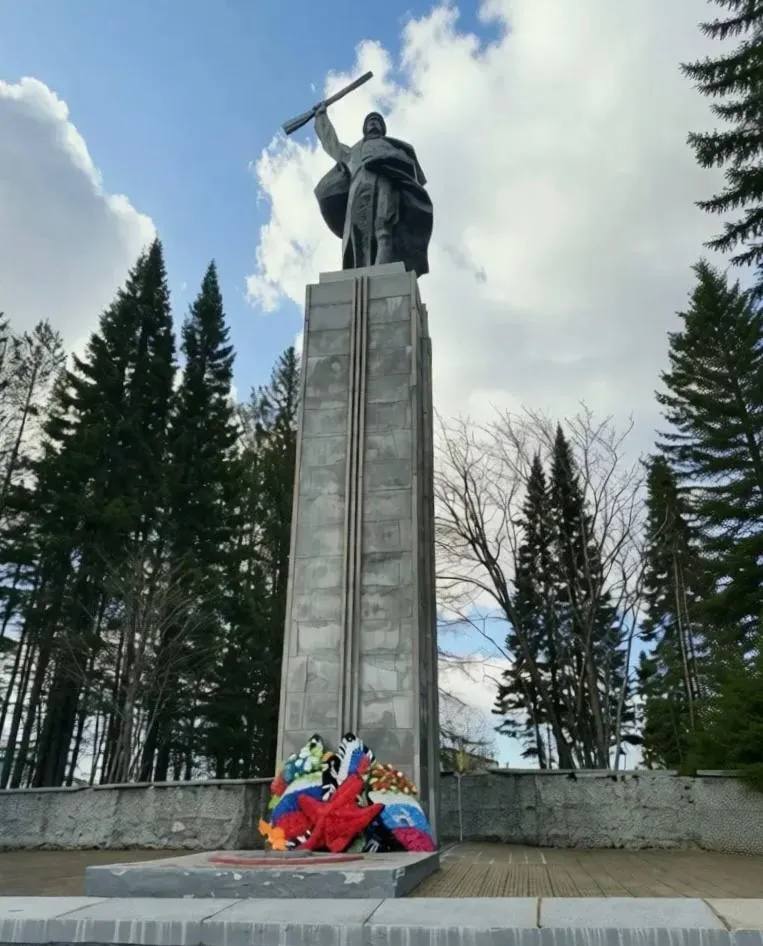 Уральское управление Ростехнадзора приняло участие в работе комиссии по приёмке сети газопотребления Вечного огня Мемориального комплекса Нижнетуринцам погибшим в годы Великой Отечественной войны 1941 1945 годы в городе Нижняя Тура Свердловской области   Нарушений не выявлено Подписан Акт о соответствии требованиям технических регламентов Введённый в эксплуатацию объект обеспечит бесперебойное горение Вечного огня Ростехнадзор VK ОК MAX