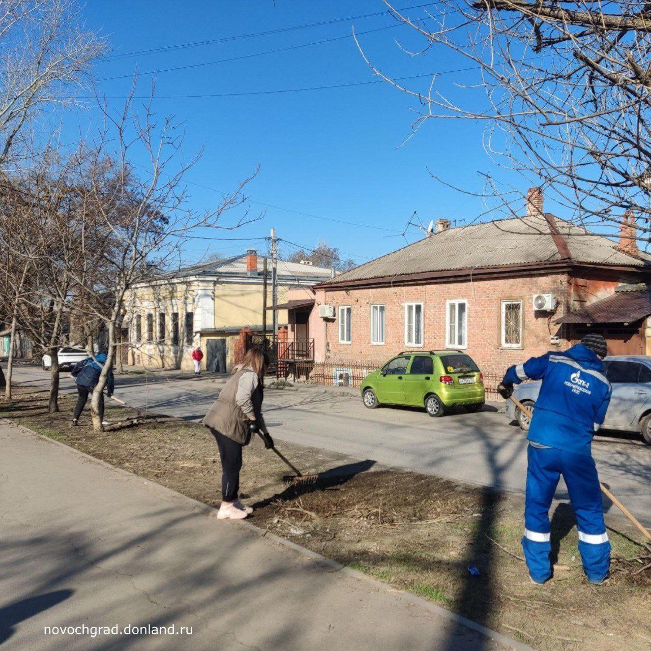 В Новочеркасске началась весенняя уборка города.   Больше 300 человек очистили участки города от мусора, прибордюрной грязи, веток, убрали поросль, подмели дорожки и тротуары. Субботники провели на прилегающих территориях предприятий и учебных заведений. #новости #Новочеркасск