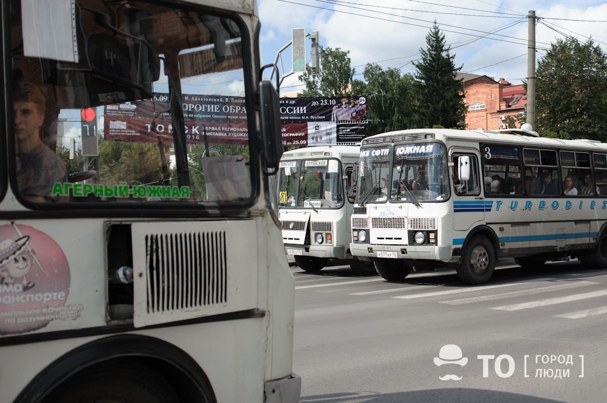 С завтрашнего дня в Томске повысят тарифы на проезд в общественном транспорте. Теперь стоимость будет зависеть от способа оплаты. Так, обычный тариф в автобусе составит 33 рубля при оплате наличными и 32 рубля при безналичном расчете, тариф для пенсионеров — 29 и 28 соответственно. Проезд в электротранспорте будет стоить 31 рубль при оплате наличными и 30 рублей при безналичном расчете, для пенсионеров — 25 и 24 рубля соответственно. Вечерний тариф решено упразднить.