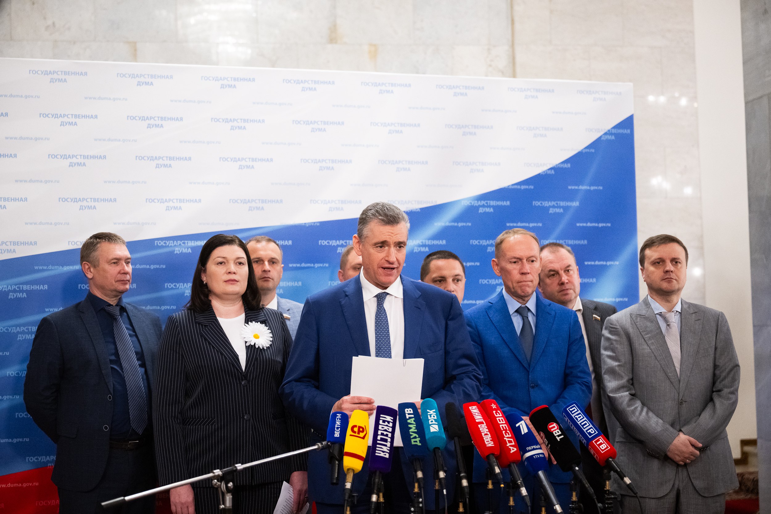 Фракция ЛДПР в Госдуме, во главе с Леонидом Слуцким, предложила обеспечить всех детей до 14 лет бесплатными лекарствами. Лекарства будут доступны при амбулаторном лечении по рецепту врача. Авторы считают, что это улучшит доступность медицинской помощи детям. Это также поможет избежать осложнений и снизить заболеваемость среди детей. Леонид Слуцкий подчеркнул, что здоровье детей – важная задача. ЛДПР постоянно предлагает меры для укрепления здоровья детей. Законопроект направлен на обеспечение бесплатными лекарствами всех детей до 14 лет, независимо от их социального статуса, при наличии назначения врача для амбулаторного лечения. Болезнь может затронуть любого ребенка, и родителям нужна поддержка в лечении. Сейчас бесплатные лекарства доступны только детям до трех лет и детям из многодетных семей до шести лет. Предполагается, что список лекарств будет соответствовать перечню жизненно необходимых препаратов. Регионы смогут расширять этот список самостоятельно.