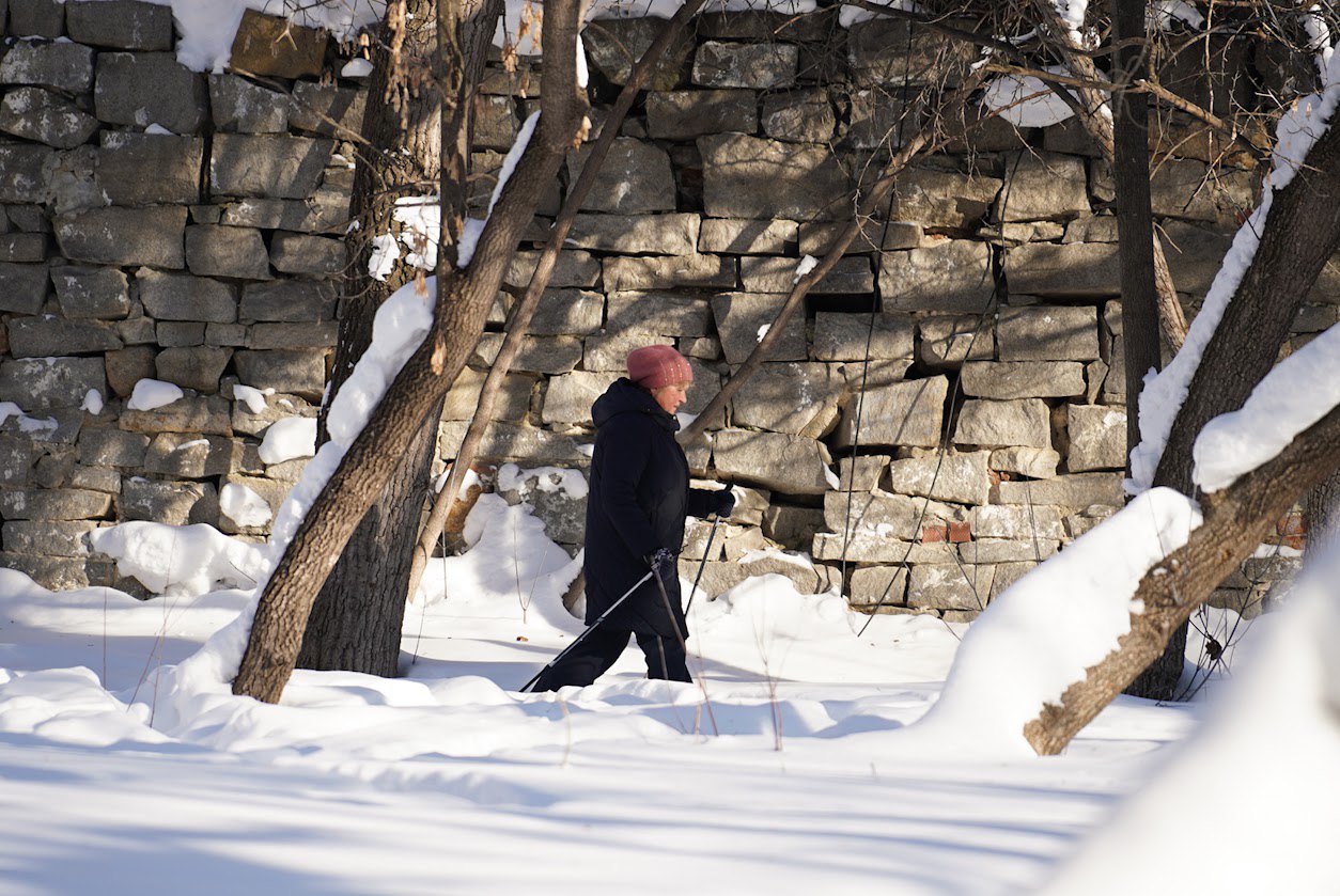 Свердловская область заняла лидирующее место по числу пенсионеров По данным Социального фонда России в Свердловской области проживает 1 2 млн пенсионеров Из них 1 млн не работает а средняя пенсия составляет 24 тыс рублей Регион находится на пятом месте Лидирует по численности пенсионеров Москва 3 млн пенсионеров она выделена отдельно После идет Московская область 1 9 млн на третьем месте Краснодарский край 1 5 млн а на четвертом месте Санкт Петербург 1 4 млн