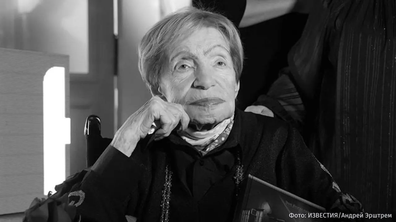 Вдова Андрея Вознесенского Зоя Богуславская умерла в возрасте 102 лет Зоя Богуславская была ярким и талантливым человеком внесшим огромный вклад в развитие русской культуры и искусства Большая глава жизни Зои Борисовны была посвящена всеобъемлющей любви в браке с поэтом Андреем Андреевичем Вознесенским Зоя Борисовна прожила 46 лет сообщили в Центре Вознесенского  Супруга советского публициста и поэта Андрея Вознесенского была писателем театральным и литературным критиком Среди ее работ повести И завтра Близкие а также книги Зазеркалье и Американки В 60 х годах Зоя Богуславская участвовала в сценарно редакционной подготовке Андрей Рублев До свидания мальчики и Июльский дождь Больше новостей IZ RU в MAX