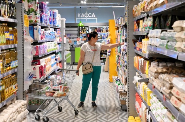 В Госдуму внесут законопроект о снижении НДС на продукты Речь идёт об уменьшении налогов с 10% до 5% на мясо, молоко, яйца, крупы, хлебобулочные изделия, детское питание, овощи, фрукты и другие товары. С инициативой выступил лидер партии «Справедливая Россия - За правду» Сергей Миронов. Он привел информацию Росстата, согласно которой в 2024 году инфляция составила менее 10%. Но эти данные, по мнению парламентария, не отражают реального положения вещей. Есть другая инфляция - продовольственная, и цены на продукты «живут своей собственной жизнью», отметил Миронов. Он объяснил, что НДС – это косвенный налог, который включается в розничную стоимость товара, и в первую очередь его оплачивают потребители. Подпишись на «Говорит Москва»