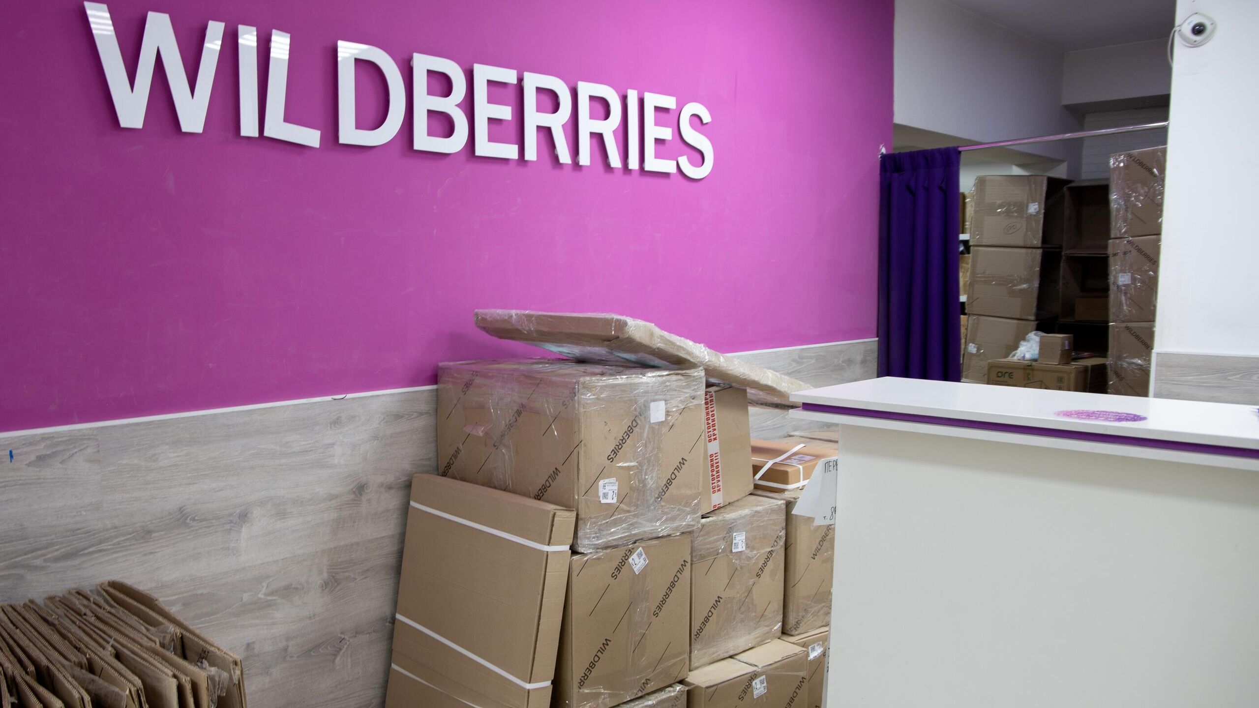 Wildberries пока не получал досудебную претензию от бренда одежды Aurus Cashmere а при получении проведут дополнительную проверку заявили РИА Новости в компании Бренд одежды Aurus Cashmere направил досудебную претензию Wildberries на 1 2 миллиарда рублей из за продажи на маркетплейсе одежды с товарным знаком Aurus Согласно документу в распоряжении РИА Новости компания требует от маркетплейса прекратить продажу товаров якобы под брендом Aurus и изъять продукцию нарушающую права бренда из оборота На данный момент мы не получали досудебную претензию от указанной компании При получении такого документа готовы незамедлительно провести дополнительную проверку по обращению правообладателя сказали в Wildberries