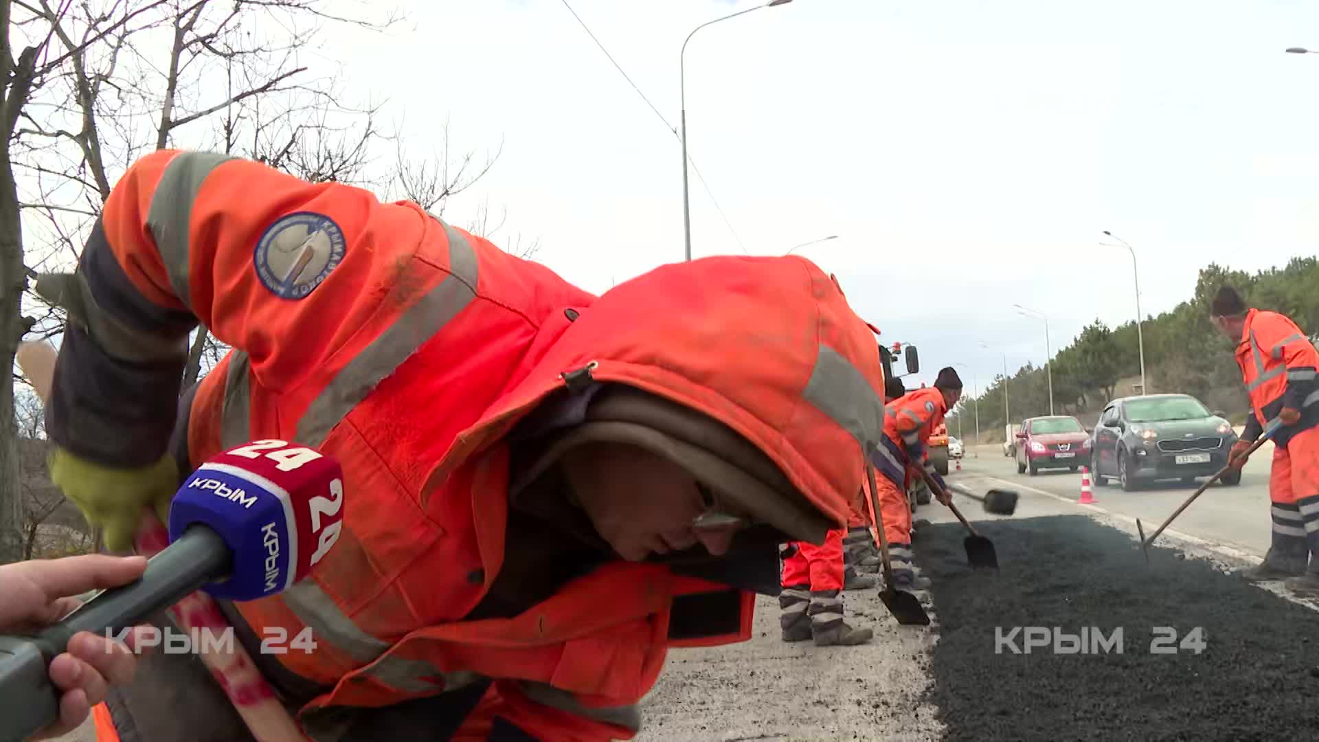 Ямочный ремонт дорог в Ленобласти: специалисты Киришского ДРСУ используют холодный асфальт