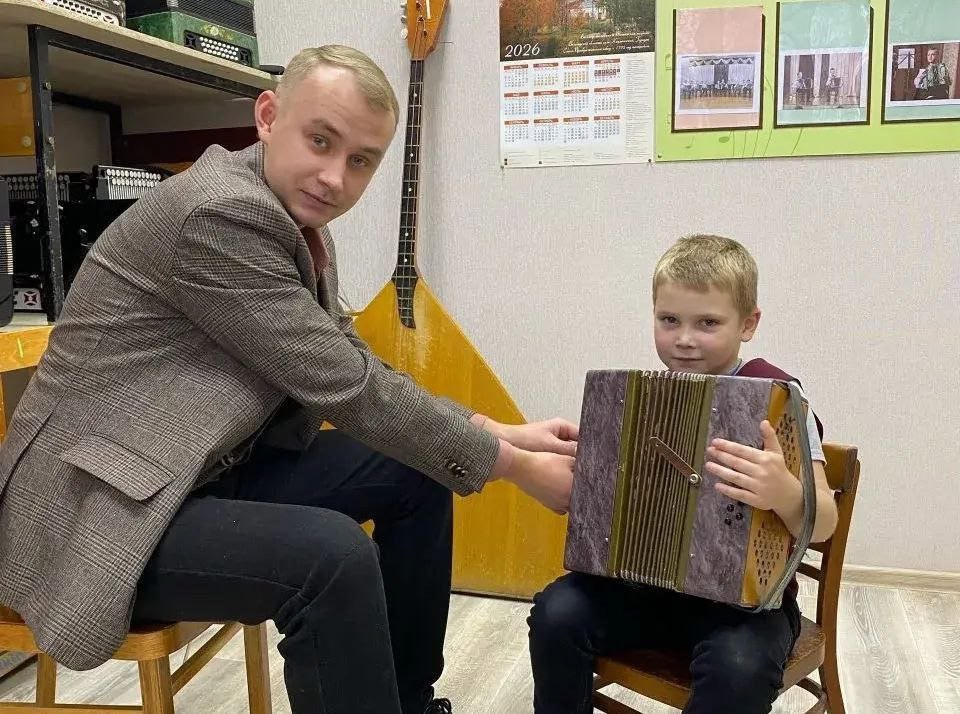 В малых городах и сельских поселениях Вологодчины стало больше на 26 работников культуры Потребность в работниках культуры определяли сами муниципалитеты Всего сформировали перечень из 26 вакансий в 14 округах Закрыли их полностью Новые специалисты приступили к работе в учреждениях допобразования домах культуры и центрах культурного развития муниципальных музеях Каждый получил выплату в размере один миллион рублей и обязуется отработать в выбранном учреждении культуры не менее пяти лет рассказал Губернатор Георгий Филимонов В Вологодской области молодые работники культуры также могут получить единовременные выплаты при первом трудоустройстве в сельские учреждения 500 тысяч рублей полагается выпускникам высших учебных заведений и 250 тысяч рублей выпускникам СПО Дополнительно от двух до пяти тысяч рублей ежемесячно назначается профильным специалистам имеющим почетные звания Федеральная программа Земский работник культуры которая реализуется с этого года по инициативе Президента Владимира Путина является продолжением общероссийских программ Земский доктор и Земский учитель и логичным дополнением нового нацпроекта Семья Палисад Media Подписывайтесь