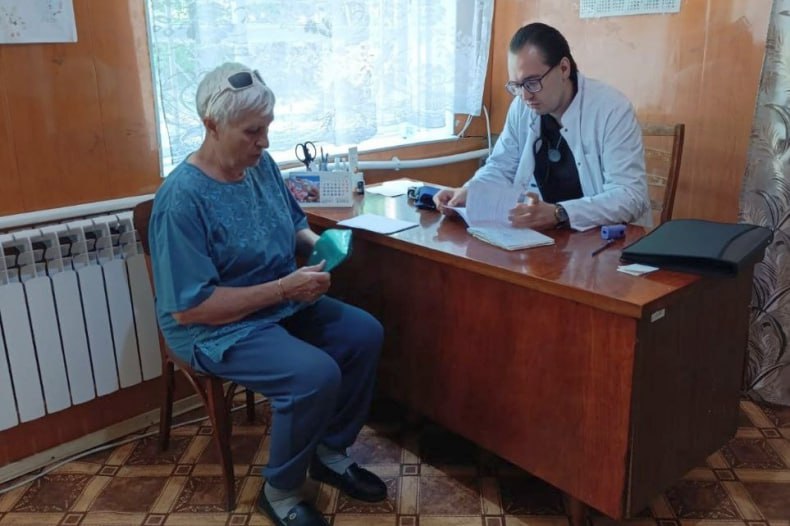 Специалисты из Свердловской ЦГМБ проводят выездные приемы жителей округа Врачи Свердловской центральной городской многопрофильной больницы провели выездной прием жителей села Киселево, входящего в состав Свердловского муниципального округа. Как сообщили в учреждении, было осмотрено 18 человек. В рамках профилактического осмотра проведено: - Терапевт: 18 человек. - ЭКГ: 18 человек. - Анализы: 18 человек. - Консультация гинеколога: 10 человек. - Профилактический осмотр является важной мерой в медицине, позволяющей своевременно выявить и предотвратить развитие многих заболеваний, - отметили в медучреждении. Выездной прием проведён и в селе Астахово. Врачи осмотрели 25 человек. Также проводилась апробация аппаратно-программного комплекса «Система удаленных телемедицинских консультаций».