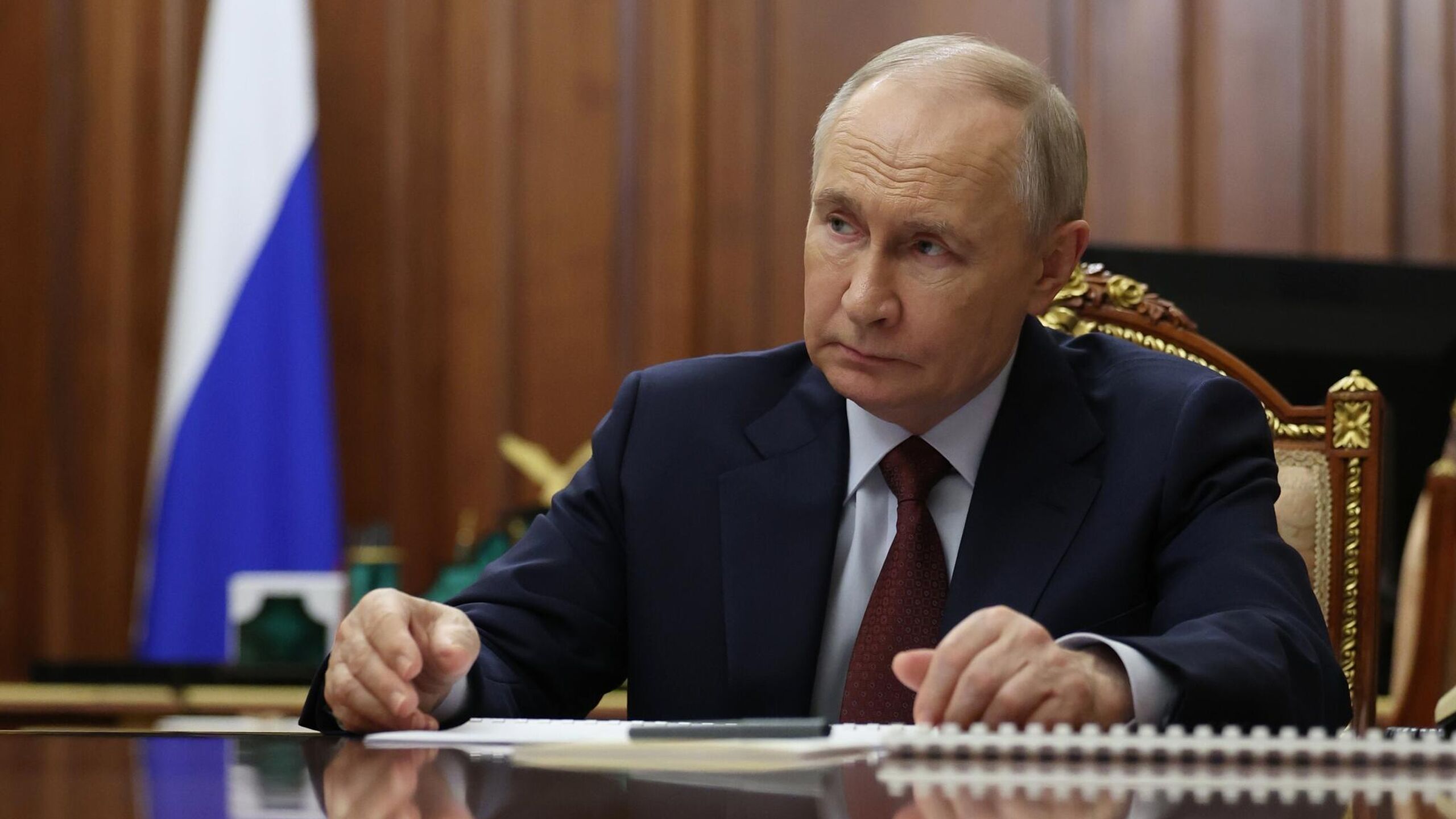 Президент Владимир Путин принял в Кремле старшего советника верховного руководителя Ирана Али Лариджани, сообщил пресс-секретарь главы государства Дмитрий Песков. "Президент Владимир Путин сегодня принял в Кремле старшего советника верховного руководителя Исламской Республики Иран Али Лариджани. Иранский представитель по поручению своего руководства довел оценки обострившейся ситуации на Ближнем Востоке и вокруг иранской ядерной программы", — сказал он. Российская сторона вновь призвала к стабилизации обстановки в регионе и политическому урегулированию вопросов, связанных с ядерной проблематикой, добавил Песков.