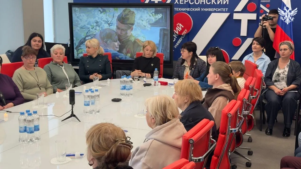 В ХТУ открылась группа женской поддержки для матерей участников СВО На базе психологического центра Херсонского технического университета начала работу бесплатная постоянно действующая Группа женской поддержки Открытие приурочено к первой встрече Подвиг материнской любви во имя жизни на земле в которой приняли участие более 30 матерей чьи сыновья стали героями Мероприятие было посвящено 85 летию первого антифашистского митинга женщин в Москве Наш долг создать условия чтобы каждая женщина получала психологическую поддержку понимание что она не одна рассказала ректор университета Галина Райко В ходе встречи матери и сёстры бойцов рассказали студентам о своих героях не только о совершённом подвиге но и о том какими они были в детстве Гостям мероприятия также была представлена выставка Лица материнской любви на которой демонстрировались кадры хроники митинга 1941 года и портреты сегодняшних матерей сестёр и жён Рядом с ними разместили детские снимки их сыновей Сайт ВК ОК MAX Администрация Херсонская область VGA Kherson SALDO VGA