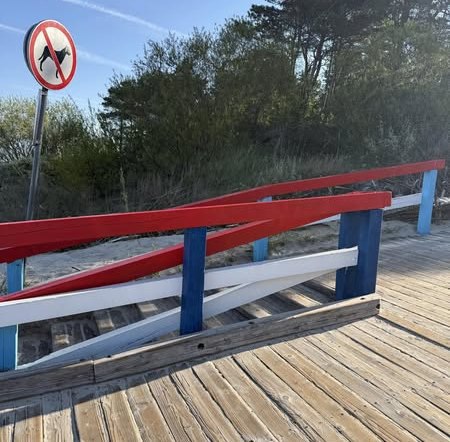 В перекрашенном мосту на литовском курорте увидели флаг РФ "Нет, это цвета не литовского флага, а российского. И именно в них окрашен главный символ города — Палангский мост. Не провокация со стороны, а официальное решение города, реализованное Палангским городским хозяйством... Не позорьте город и его гостей", — возмутился общественный деятель из Паланги Матас Гайлявичюс. Пользователи соцсетей в ответ напомнили, что такое сочетание цветов характерно для флагов Франции, Чехии, Словакии и многих других стран, а еще в эти цвета часто красят корабли.