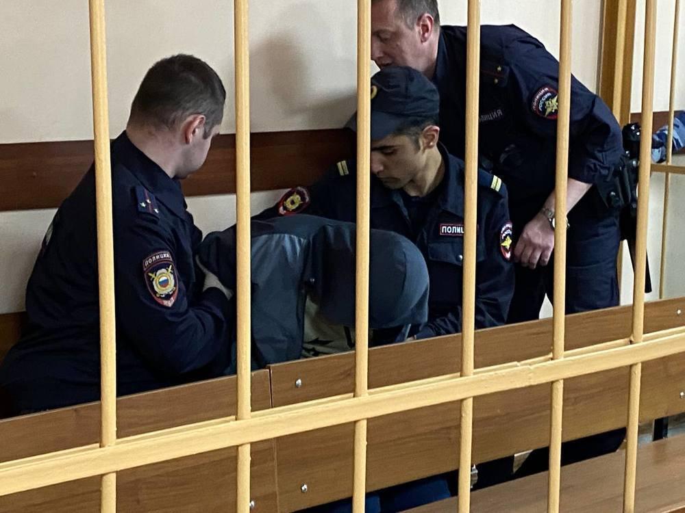 Суд в Ярославле направил на принудительное лечение обвиняемого в краже кенгуру из зоопарков Ивана Некрасова поместят в психиатрическую больницу до 27 августа, пишет ТАСС. В сентябре 2024 года пропали три кенгуренка — один из ярославского зоопарка и два из парка «Воробьи» Калужской области. Некрасова задержали 2 октября на вокзале во Владимирской области с одним животным в сумке, второго он успел продать, третий погиб. Позже ярославского кенгуренка Кроша нашли в Московской области и вернули в зоопарк Фото: Yarnews