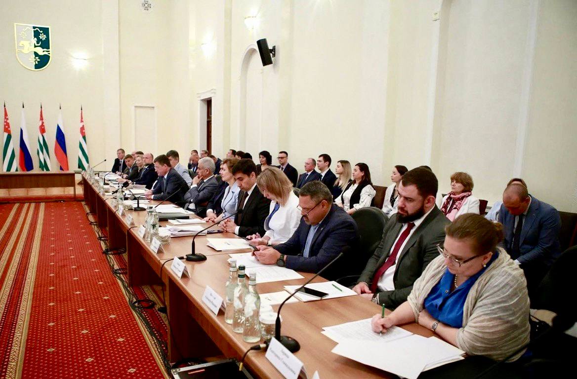 Делегация Казначейства России в составе заместителя руководителя Федерального казначейства Александра Демидова и начальника Управления ведомственных проектов Федерального казначейства Алексея Долгалева посетила Республику Абхазия В ходе указанного визита Александр Демидов принял участие в 20-м заседании Межправительственной комиссии по социально-экономическому сотрудничеству между Российской Федерацией и Республикой Абхазия. В завершении визита состоялась рабочая встреча делегации Казначейства России с начальником Управления казначейства Министерства финансов Республики Абхазия Апсыртом Цвижба, на которой обсуждены актуальные вопросы сотрудничества в рамках Меморандума о техническом сотрудничестве между Казначейством России и Министерством финансов Республики Абхазия. #КазначействоРоссии