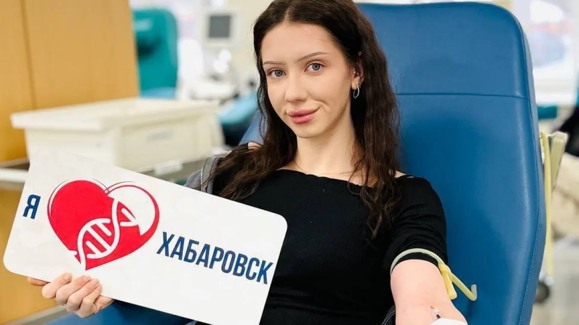 В Хабаровском крае для доноров крови учредили новую региональную награду Депутаты Законодательной Думы региона поддержали законопроект инициированный краевым министерством здравоохранения об учреждении новой награды почетного знака Почетный донор Хабаровского края Предлагаемый законопроект вводит практику поощрения жителей региона за выдающиеся достижения в сфере добровольного донорства Граждане совершившие безвозмездную сдачу крови либо ее компонентов в краевых государственных учреждениях здравоохранения минимум 60 раз при обязательном условии проведения 3 х и более процедур за предшествующий год до момента награждения получат право на получение почетного знака и удостоверения Дополнительно поощрение предусмотрено для тех кто осуществил донорство костного мозга или гемопоэтических стволовых клеток вне зависимости от числа проведенных операций todaykhv