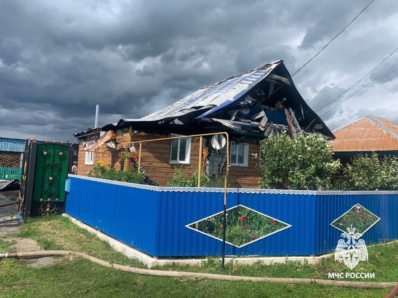 В Учалинском районе женщина получила ожоги при попытке потушить пожар В деревне Калканово загорелся деревянный навес, огонь быстро перекинулся на крышу бревенчатого дома, баню и летний дом. Огнеборцам МЧС России и добровольцам удалось остановить огонь перед гаражом и сараем, пожар ликвидирован на 146 квадратах. 59-летняя женщина вместе с мужем попытались потушить огонь, но пламя было слишком большое. Женщина получила ожоги, ее доставили в больницу. Предварительно, пожар мог произойти из-за неисправности электропроводки в результате короткого замыкания. Расследование проводит дознаватель МЧС России. За прошедшие сутки в Башкортостане: ЧС не зарегистрировано. На водных объектах происшествий не произошло. Огнеборцами потушено 22 пожара. Для ликвидации ДТП привлекались 8 раз.