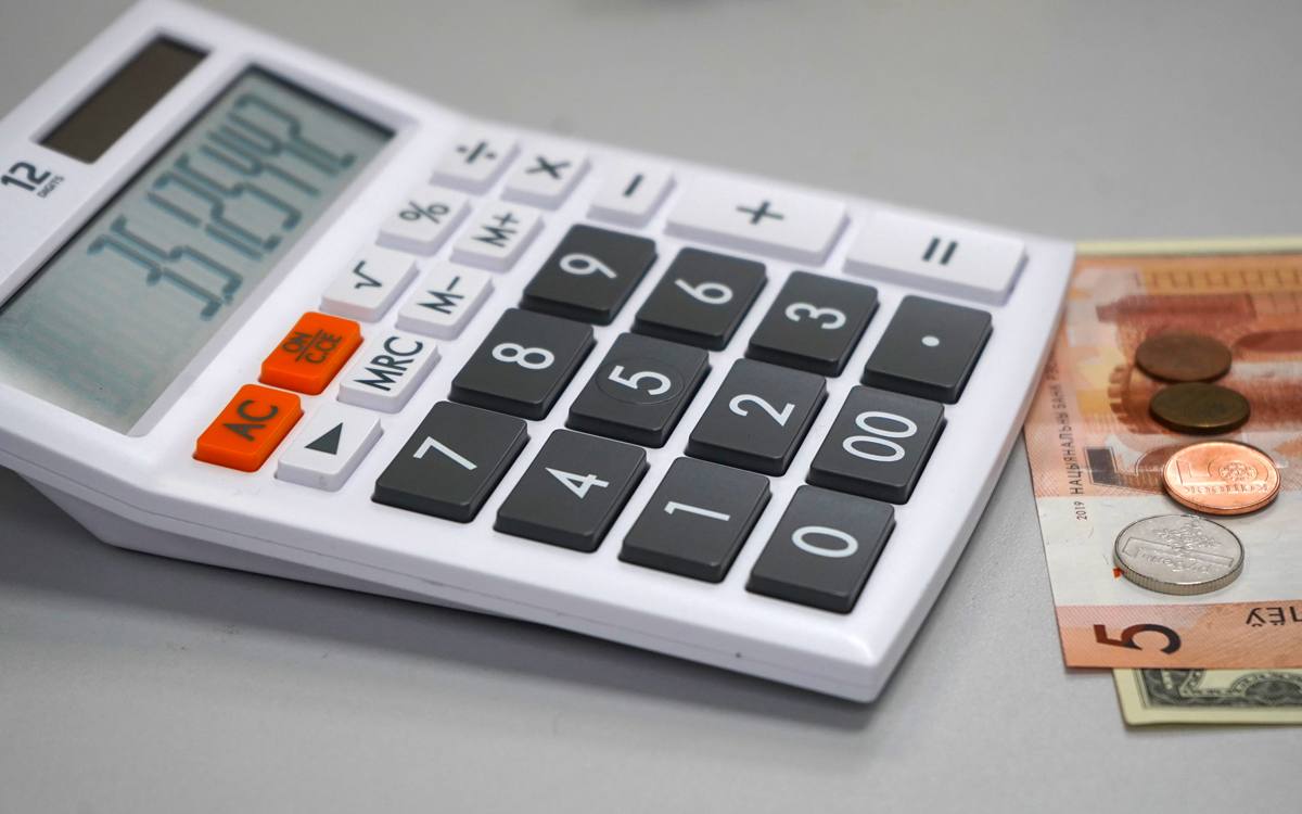 В Беларуси утвердили поправки в налоговый кодекс на 2026 год Расширяется прогрессивная шкала подоходного налога базовая ставка 13 сохраняется для более чем 98 работающих При этом повышенные ставки 25 которая действует с 2025 года и 30 применяются только к сверхвысоким доходам Для дивидендов сохраняется отдельная шкала 13 и 25 Первая ставка применяется для доходов в размере до 350 тыс рублей а вторая для доходов в размере свыше 350 тыс рублей Подробнее