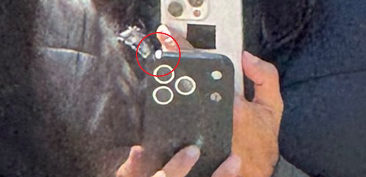 iPhone 17 Pro появился на шпионских снимках Пользователь Skyfops опубликовал в сети X снимки iPhone 17 Pro. Автор поста утверждает, что смог запечатлеть смартфон во время съемок рекламы. Приблизиться к новинке в плотную было нереально — рядом с оператором стоял охранник, который загораживал обзор и отгонял всех, кто приближался ближе слишком близко. Чтобы скрыть дизайн, гаджет спрятали под толстым черным чехлом, но даже так было видно LiDAR, расположенный справа напротив камеры. Еще одна любопытная деталь — небольшой вырез в «защитке». Skyfops полагает, что выемку сделали для дополнительной клавиши управления камерой. Как правило, Apple начинает подготовку промо-материалов примерно в этот период, поэтому на снимках действительно может быть новый айфон. Журналист Bloomberg Марк Гурман также назвал утечку весьма правдоподобной, однако полагает, что выемка в чехле сделана для антенны. а не для кнопки.