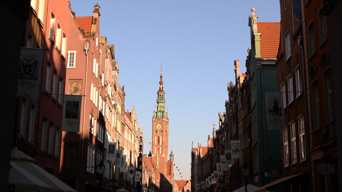 Власти Гданьска не смогут занять здания где размещалось генеральное консульство РФ так как там остался сотрудник посольства России изъять недвижимость можно будет только через суд заявила журналистам заместитель мэра города Эмилия Лодзиньская По ее словам посольство России направило в мэрию Гданьска письмо в котором говорится что в зданиях по адресам улица Стефана Батория 13 и 15 в Гданьске будет размещен административный и технический сотрудник посольства Поэтому мы не сможем физически занять эти здания добавила Лодзиньская Российская сторона считает что имущество принадлежит Российской Федерации и поэтому просит принять все необходимые меры для обеспечения неприкосновенности имущества сказала она добавив что по мнению российской стороны эти здания останутся дипломатической собственностью