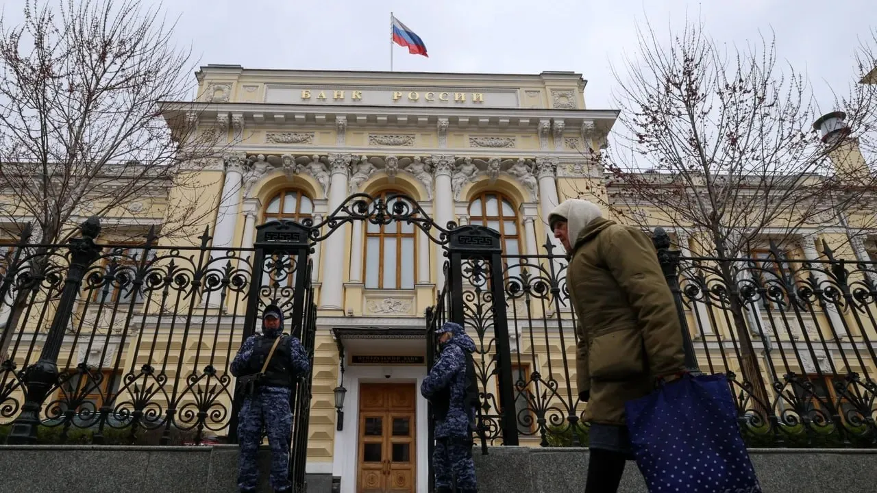 В России рухнули нефтегазовые доходы Дефицит федерального бюджета России за январь апрель удвоился год к году и достиг 5 87 трлн рублей Дефицит федерального бюджета России за первые четыре месяца 2026 года составил 5 87 трлн рублей 73 млрд долларов вдвое больше чем за тот же период прошлого года 2 93 трлн рублей В процентном отношении к ВВП дефицит вырос с 1 4 до 2 5 Главным источником проблем стали нефтегазовые доходы они обвалились на 38 3 до 2 3 трлн рублей Общие доходы бюджета сократились на 4 5 с 12 28 до 11 72 трлн рублей Частично провал компенсировали ненефтегазовые поступления выросшие на 10 2 до 9 42 трлн рублей Расходы между тем продолжают расти за январь апрель они составили 17 6 трлн рублей на 15 7 больше чем год назад Минфин объяснил масштаб дефицита технически Высокие значения размера дефицита в начале года главным образом обусловлены опережающим финансированием расходов Ранее глава военной разведки Швеции Томас Нильссон заявил что Россия занижает дефицит бюджета на 30 миллиардов долларов а реальная инфляция ближе к ключевой ставке в 21 чем к официальным 5 86 Будьте в курсе последних новостей с TRT на русском