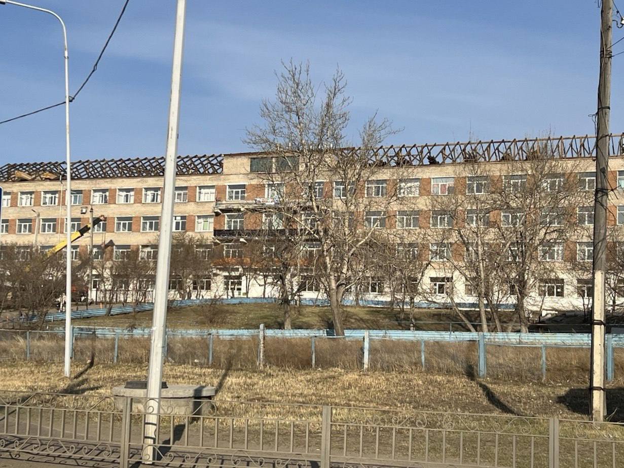 Новые поликлиники и ФАПы — в Бурятии стартует масштабное строительство В 2025 году в районах республики появятся новые объекты здравоохранения — современные поликлиники, амбулатории и ФАПы. Строительство идёт по нацпроекту «Продолжительная и активная жизнь». Всего будет построено: 4 крупные поликлиники — в Нижнеангарске, Тунке, Хоринске и Оке; 3 врачебные амбулатории — в с. Вознесеновка, у. Баянгол, у. Улюн; 2 фельдшерско-акушерских пункта — в п. Уакит, п. Усть-Джилинда. Кроме того, в Баргузинской, Кяхтинской, Баунтовской и Кижингинской ЦРБ проведут капитальный ремонт: заменят системы водоснабжения и отопления, кровлю, проведут отделочные и электромонтажные работы, установят пожарную сигнализацию. Применение быстровозводимых технологий позволит запустить прием пациентов быстрее — уже к концу 2025 года жители районов смогут получить качественную медицинскую помощь.