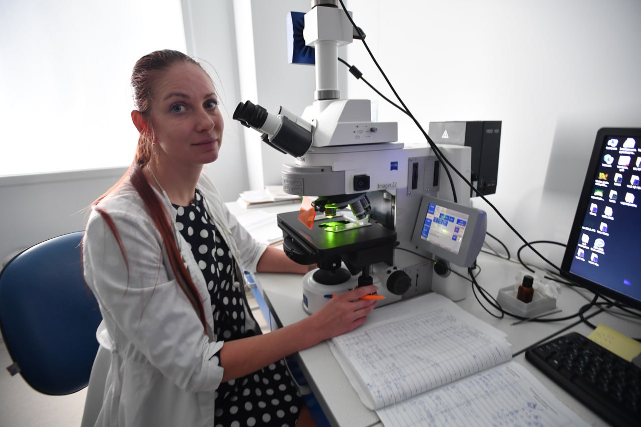 Онкодесант в Якутии врачи находят рак на ранней стадии в районах В Якутии продолжаются выездные обследования в рамках проекта Онкодесант Мобильные группы онкологов регулярно отправляются в районы республики чтобы жители могли пройти диагностику и получить консультации узких специалистов не выезжая в столицу Проект реализуется Якутским республиканским онкологическим диспансером и направлен на максимальный охват населения качественной медицинской помощью Врачи работают не только с пациентами но и обучают специалистов центральных районных больниц современным методам выявления онкологических заболеваний В состав мобильных команд входят онкогинеколог онкохирург маммолог врач ультразвуковой диагностики и эндоскопист Такой комплексный подход позволяет выявлять опасные патологии на ранних стадиях именно тогда лечение наиболее эффективно Результаты работы Онкодесанта за прошлый год уже называют показательными Проведено семь выездов в Среднеколымский Томпонский Нюрбинский Вилюйский Анабарский Мирнинский и Намский районы Осмотр прошли более 1 5 тысячи человек 80 пациентов были направлены на дополнительное обследование в Якутск а у 14 человек диагноз рак был установлен впервые и во всех случаях на ранней стадии заболевания В 2026 году география проекта будет расширена Выезды запланированы в Алданский Амгинский Верхневилюйский Вилюйский Ленский Олекминский Намский Нерюнгринский Нюрбинский Томпонский Чурапчинский и Усть Майский районы Проект Онкодесант входит в мероприятия национального проекта Продолжительная и активная жизнь направленного на повышение доступности медицинской помощи Благодаря Онкодесанту мы можем своевременно выявлять онкологические заболевания значительно повышая шансы на успешное лечение и сохранение здоровья наших граждан подчеркнула министр здравоохранения Якутии Лена Афанасьева