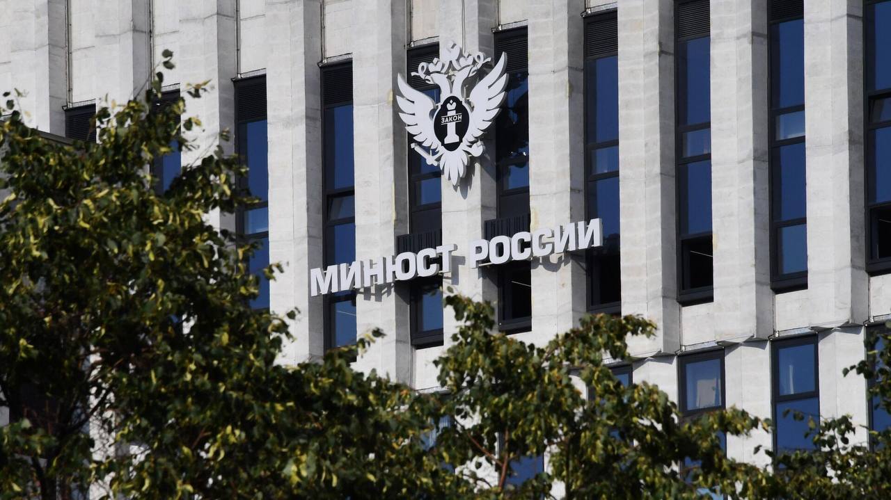 Минюст России предлагает перекрыть злостным неплательщикам алиментов доступ к "Госуслугам", сообщил первый замминистра Забарчук. Также министерство предлагает запретить брать таким лицам кредиты и займы - за исключением тех, что будут направлены на погашение задолженности. _____________________________ Есть интересная новость? Присылайте нам Краснодар Сегодня ПРИСЛАТЬ НОВОСТЬ